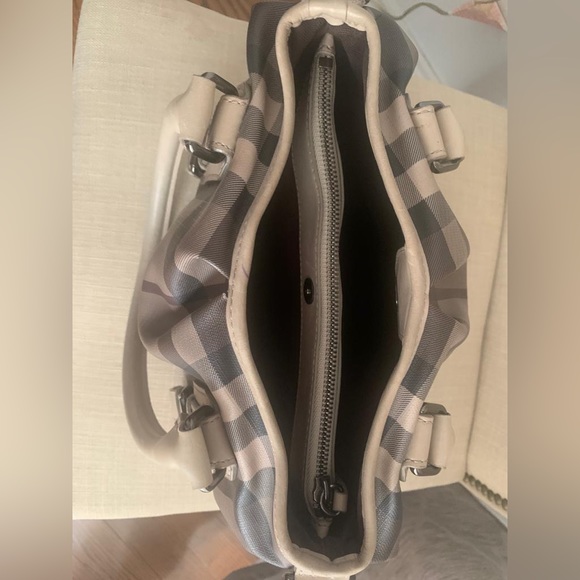 Burberry purse. - Picture 4 of 4
